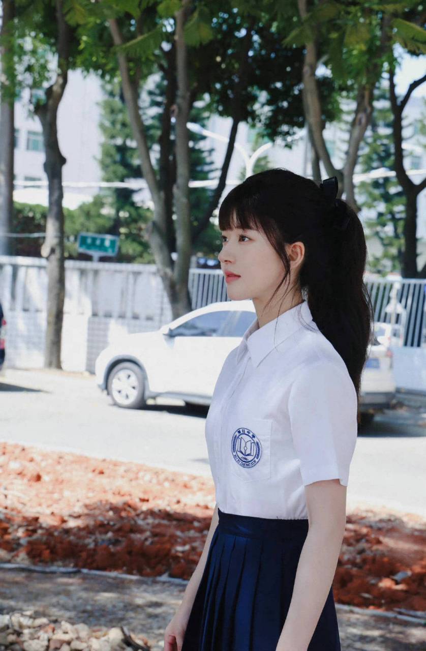 赵露思穿制服裙清纯可人