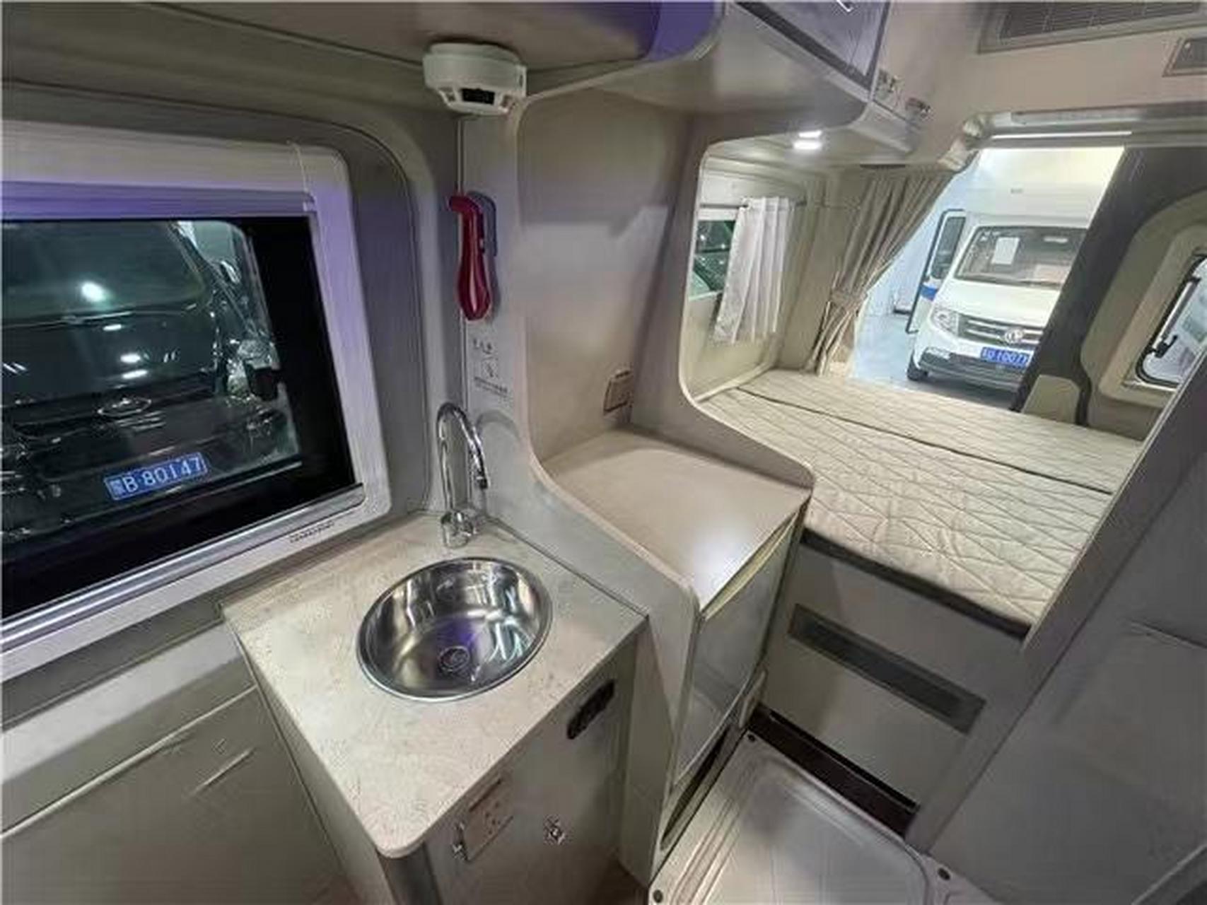 2016款金龙海格b型房车 表显里程:3万公里 上牌日期:2016年12月 外廓