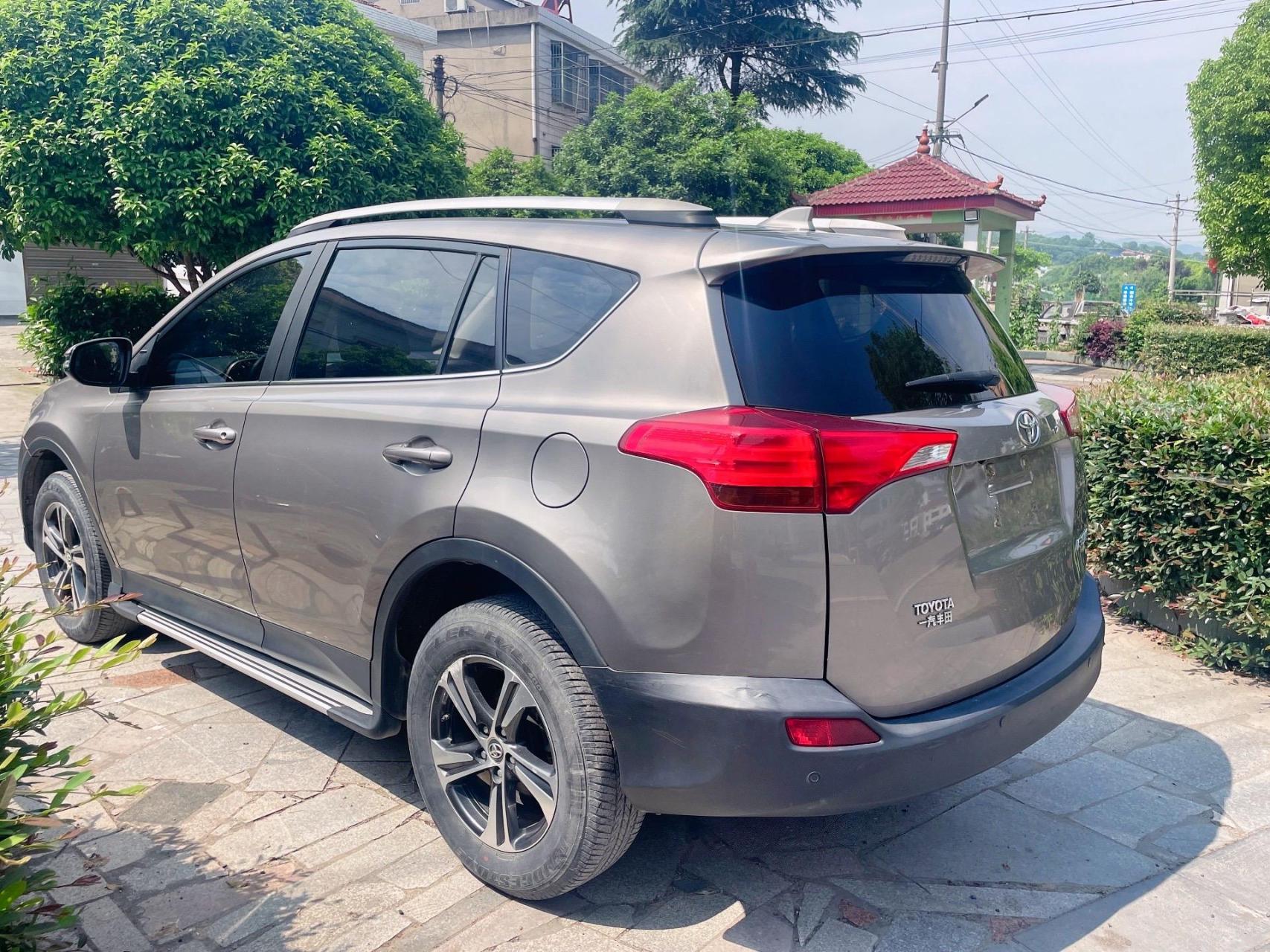 丰田rav4荣放:钛晶灰的颜色高端大气!2.