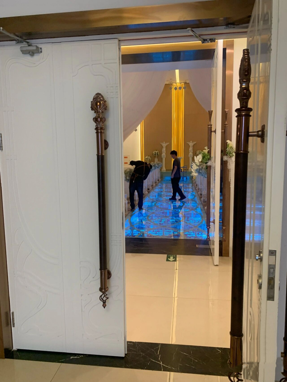 亲测花嫁丽舍踩坑成功(二)改期 加钱 崩溃 期间老公跟花嫁沟通过很多