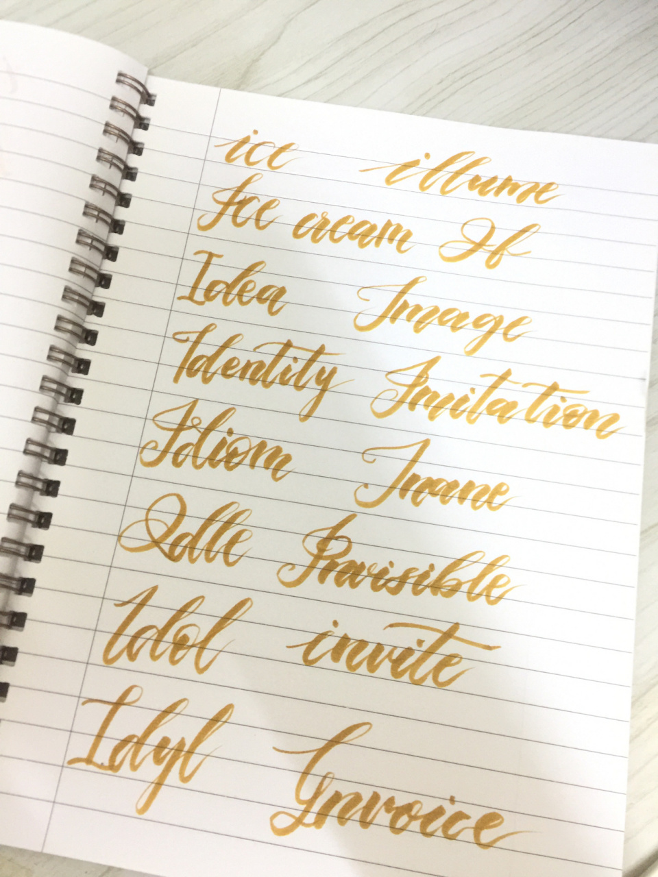 字母i英文花体字 brush lettering 笔:派通touch