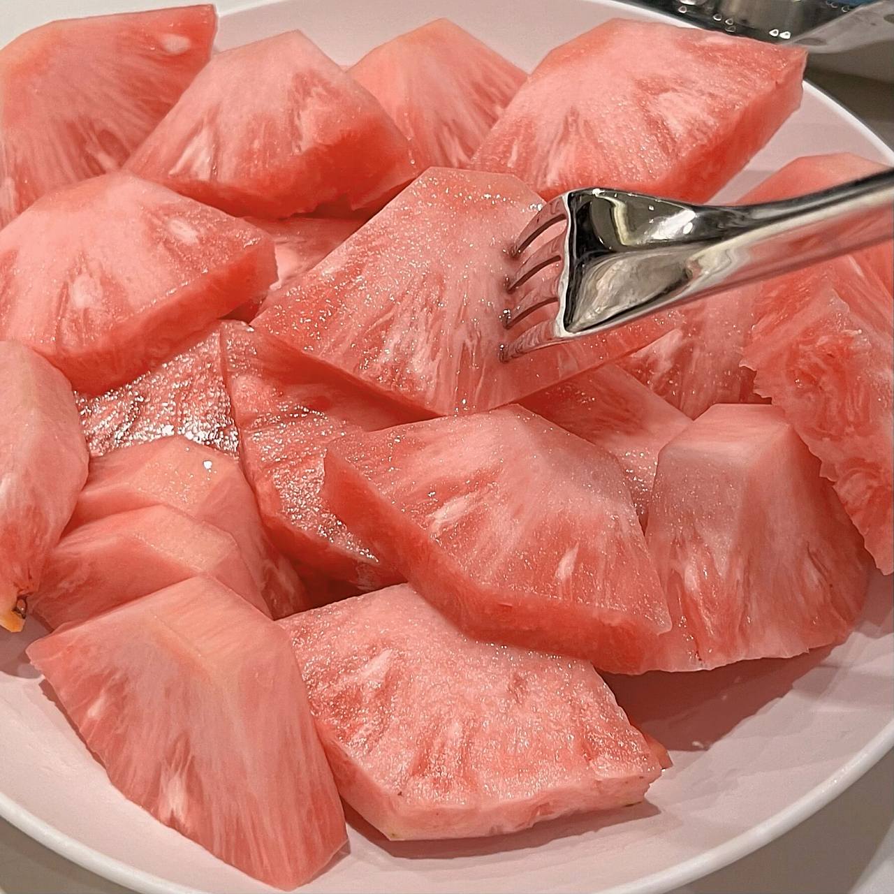 嗷 800元一个的粉红菠萝 我吃到了 绝对是少女心菠萝了啊哈哈哈93