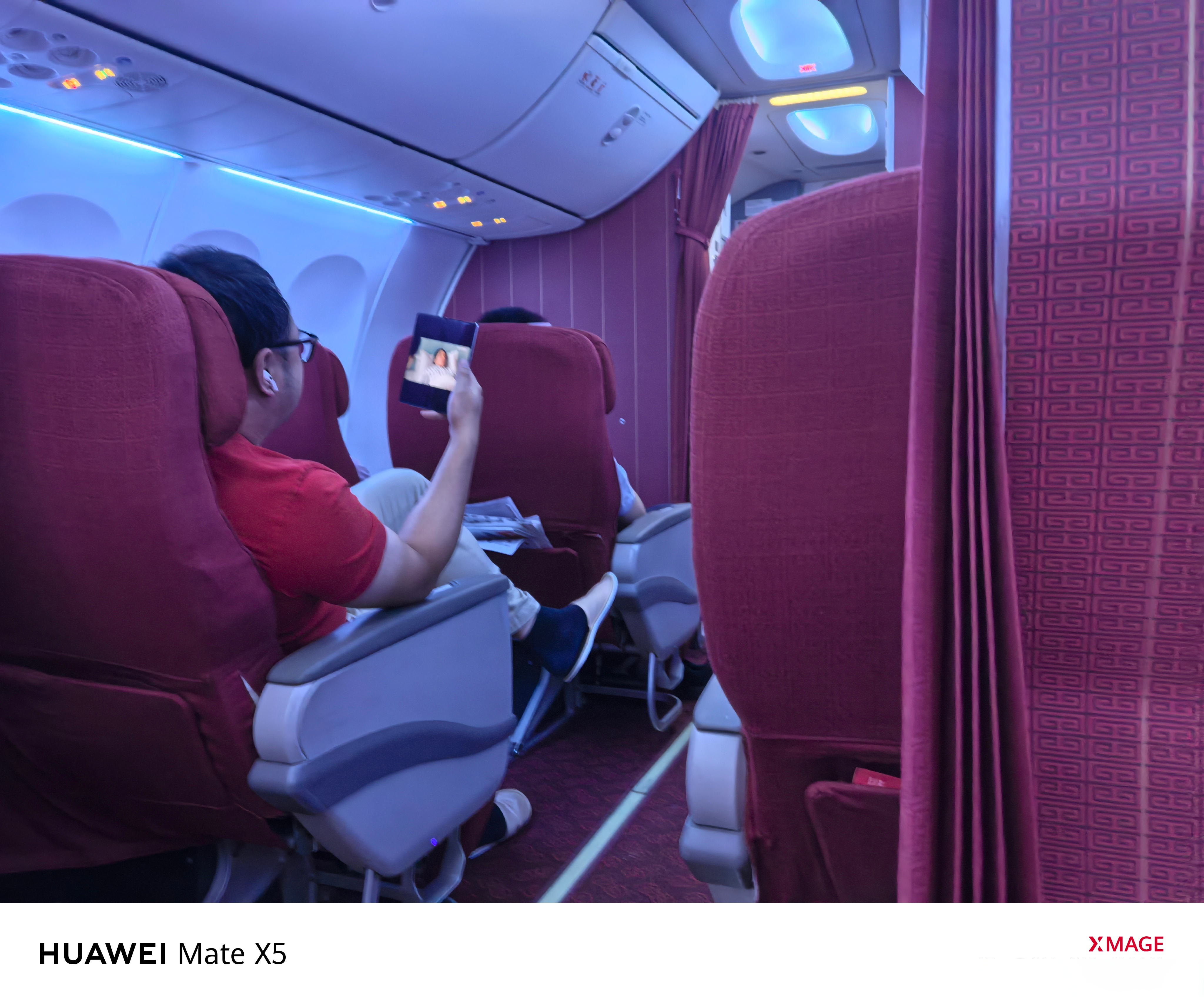 上次在飞机上,头等舱的乘客也用着折叠屏手机,打开看视频确实有很好的