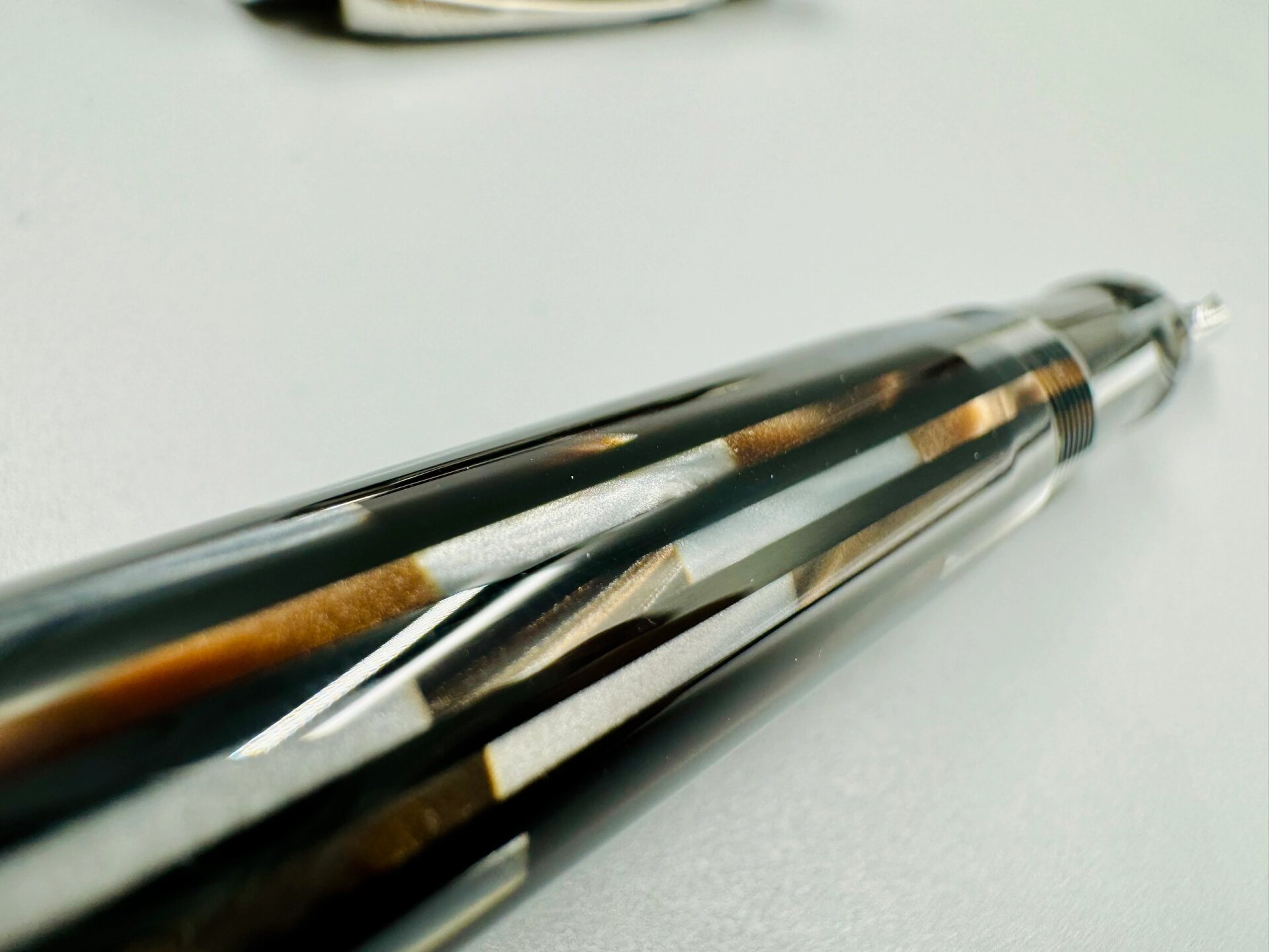 派克 世纪大豆腐 极致褐 九羽箭标,笔身螺钿条镶嵌.