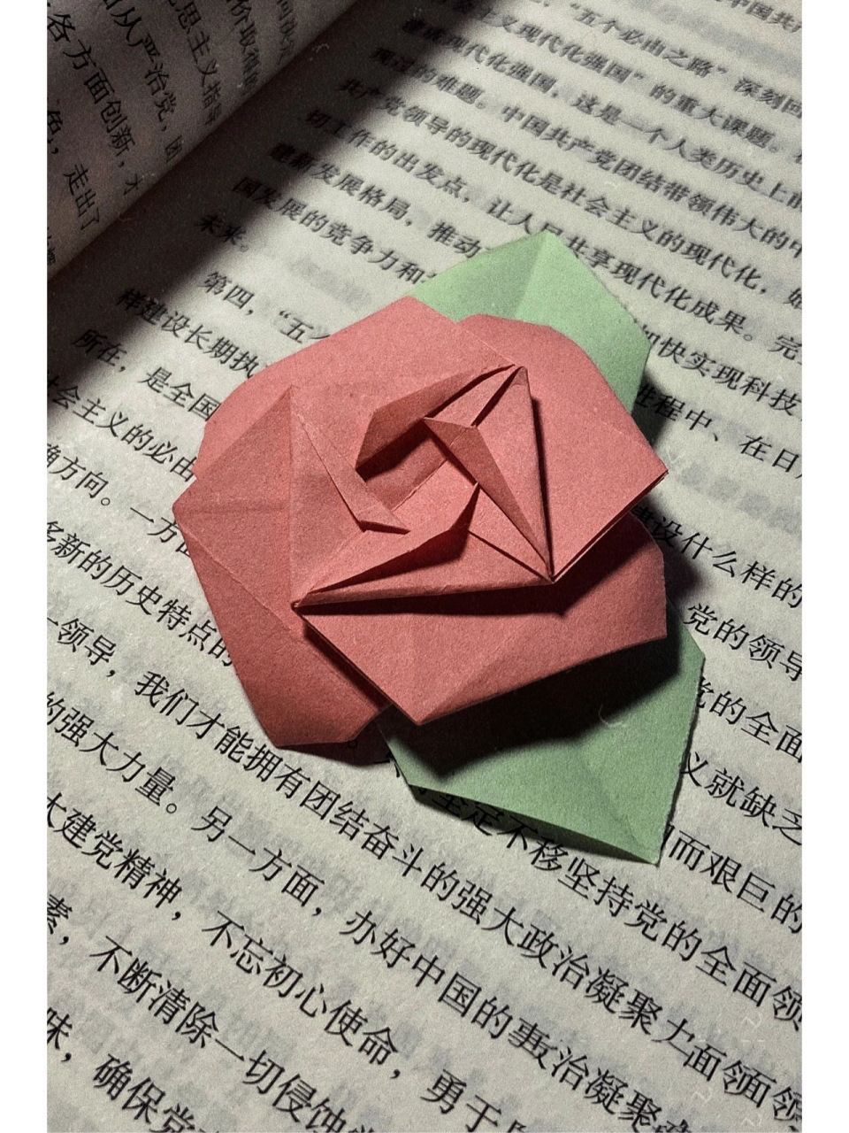 【折纸日记】平面玫瑰95 很有质感,可以成为书签或者贺卡的一部分