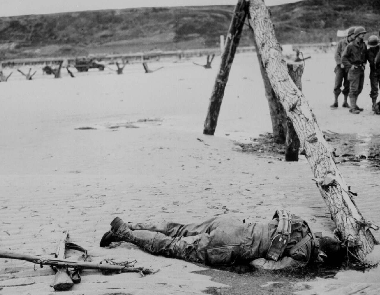 1944年,奥马哈海滩登陆战的阵亡美军士兵 就在不久前,这位士兵曾像他