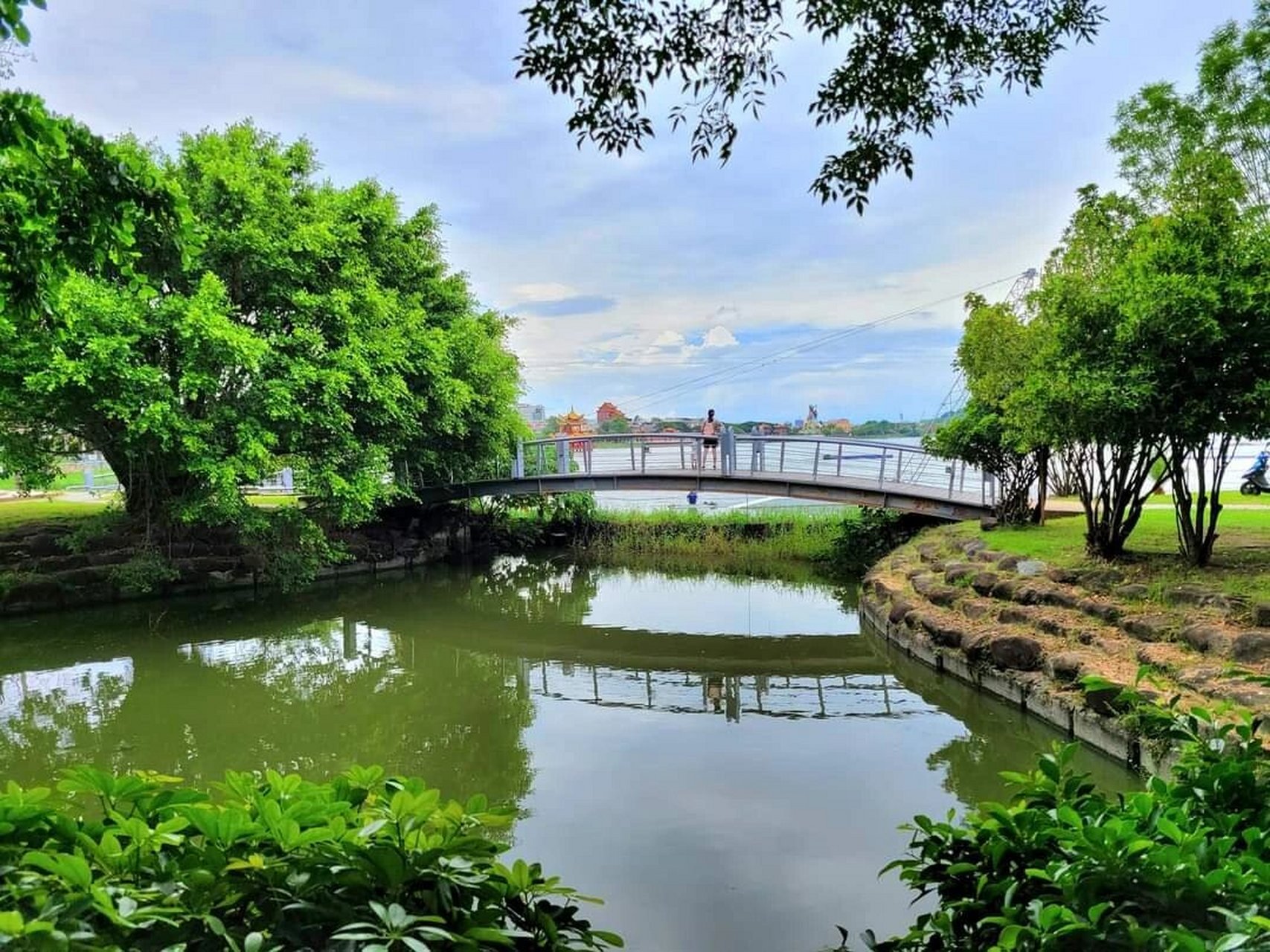 莲池潭畔拥有多座寺庙,以龙虎塔,春秋阁,北极玄天上帝,孔庙等最