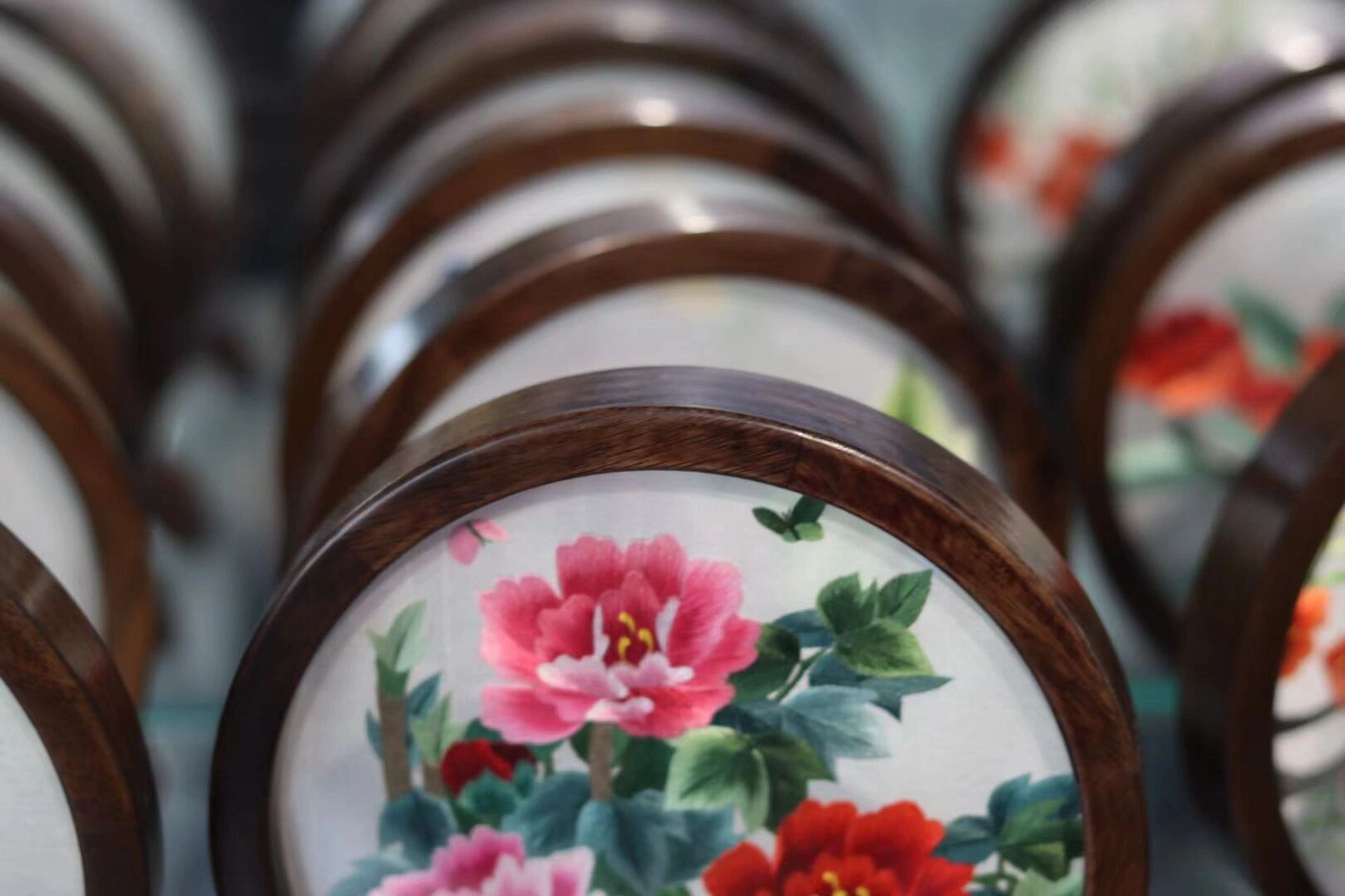 苏绣小镇(上) 苏绣小镇位于苏州高新区西部生态城(镇湖街道),东临古城