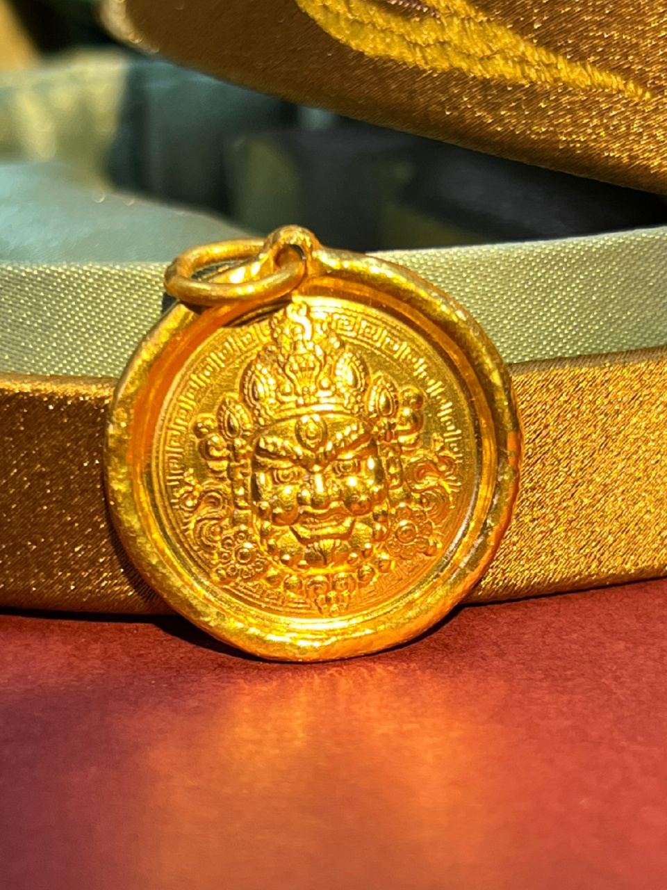 黄金吊坠的搭配组合 今天姐妹来打吊坠配饰 黄财神 权势之眼 醒狮