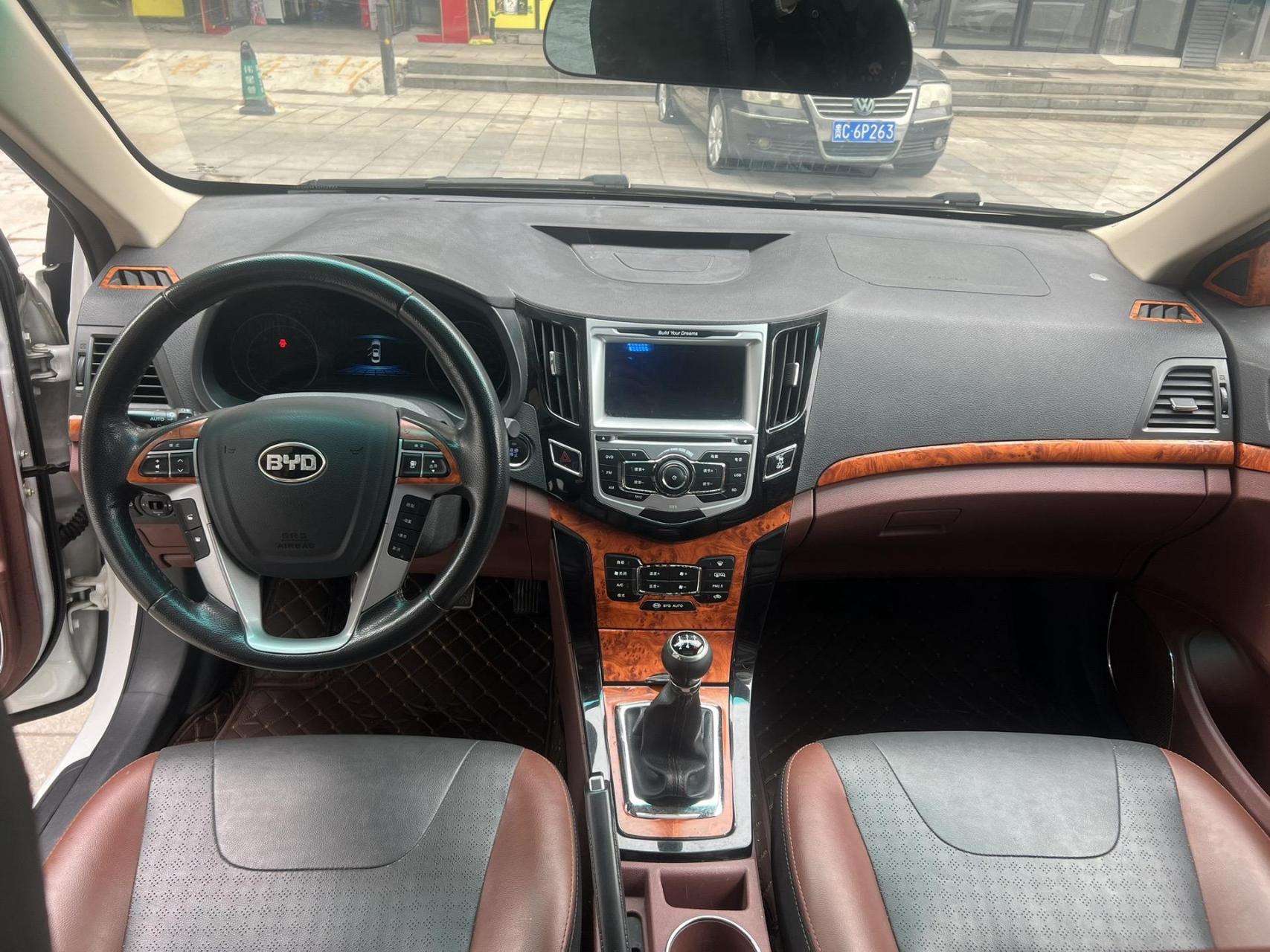 5排量 手动挡带天窗 多功能方向盘 一键启动  无钥匙进入 反光镜折叠