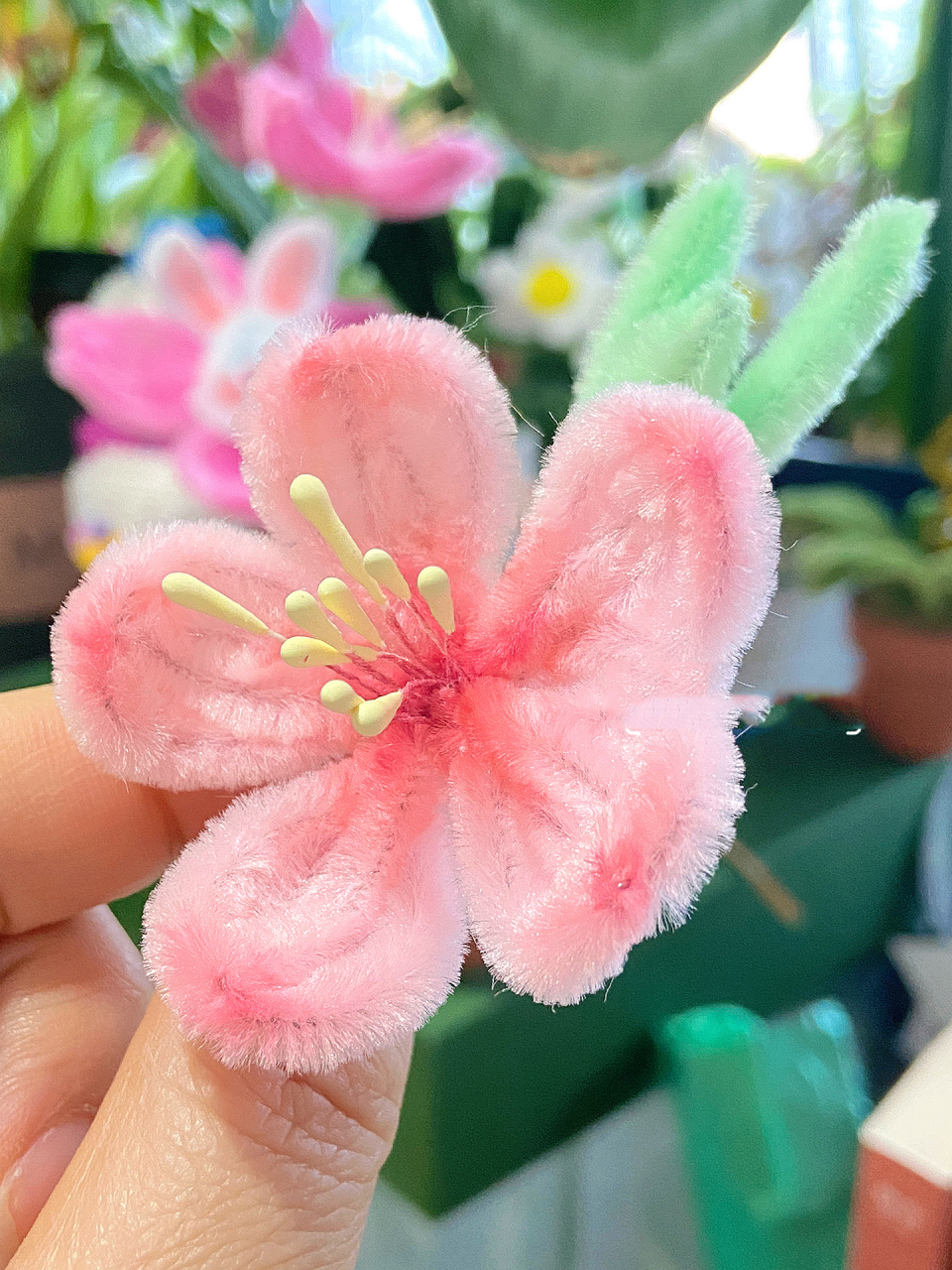 扭扭棒做了一朵超好看的桃花  准备拿来做胸花啦