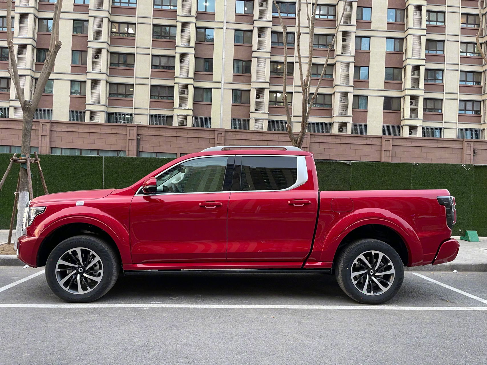 明天提我山海炮皮卡,今儿朋友先提了一个红色,发来图我一看,我靠!