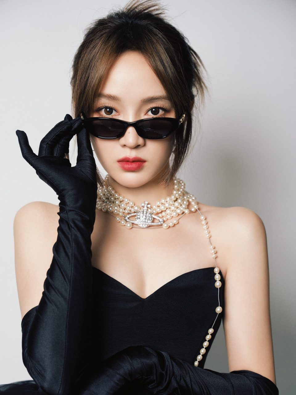 孟佳黑色美人鱼造型:一身from miscreants aw23礼服,又酷又美.