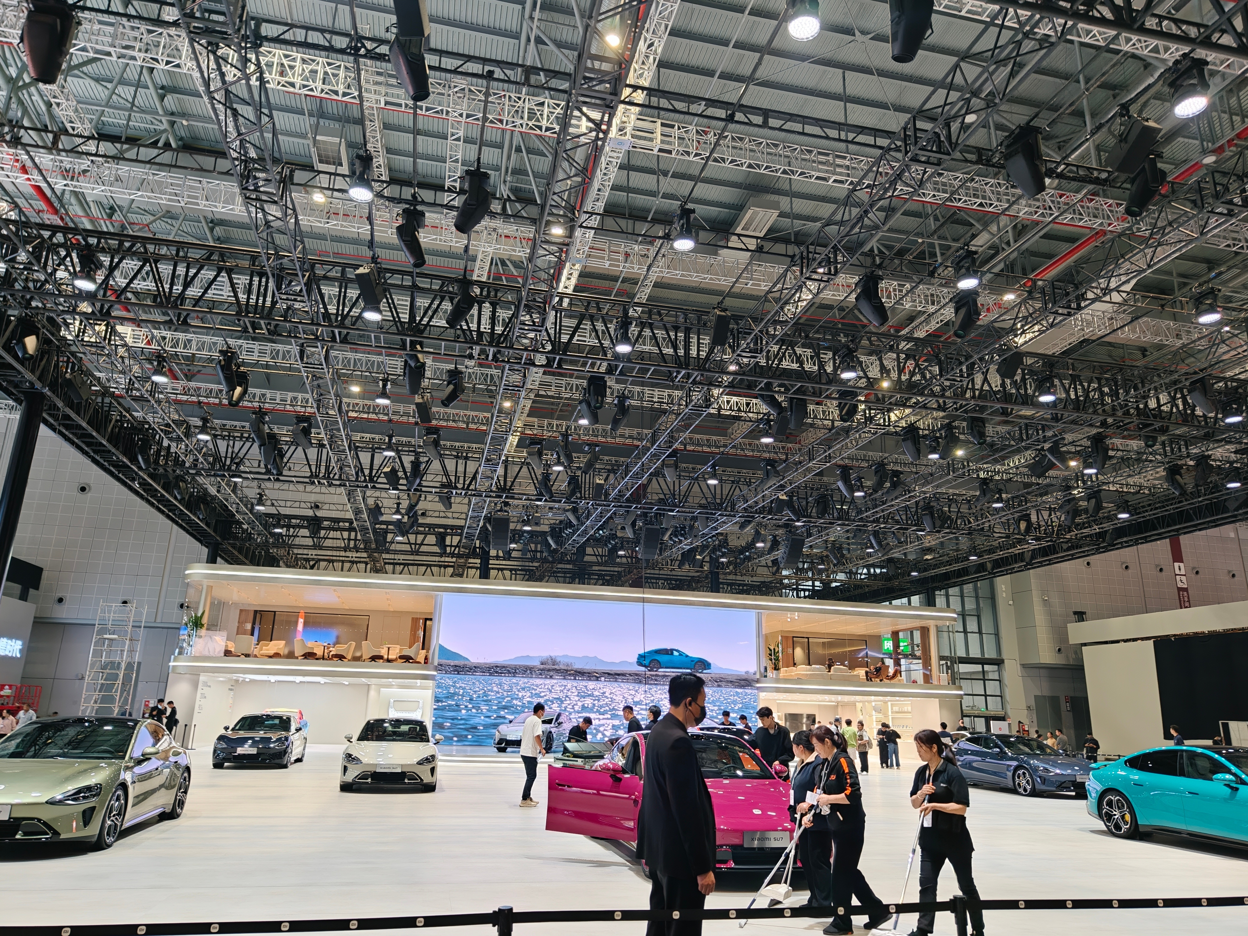 上海车展小米的场面还挺大啊～确实没有 yu7,全是小米 su7 家族提前混
