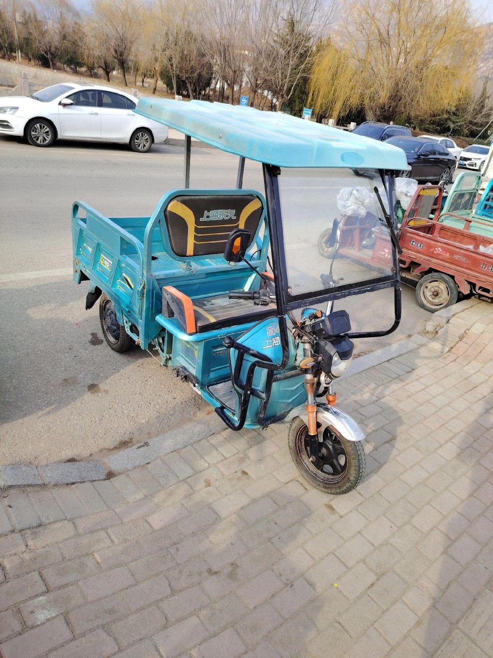 新到一台永久电动三轮车,还带个蓬,32安全新电池保修一年,支持绿源