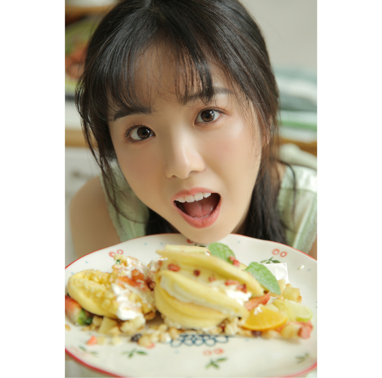 第二期的小姐姐一直被痘痘烦恼 我们根据她的情况调整了化妆技术 这个