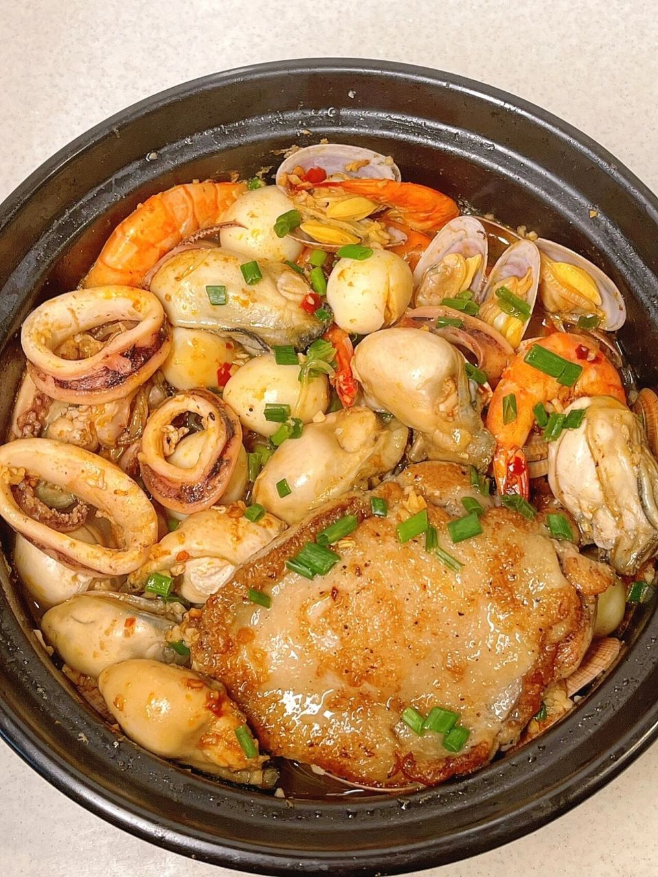 我妈做的这个海鲜砂锅肉煲太好吃了!