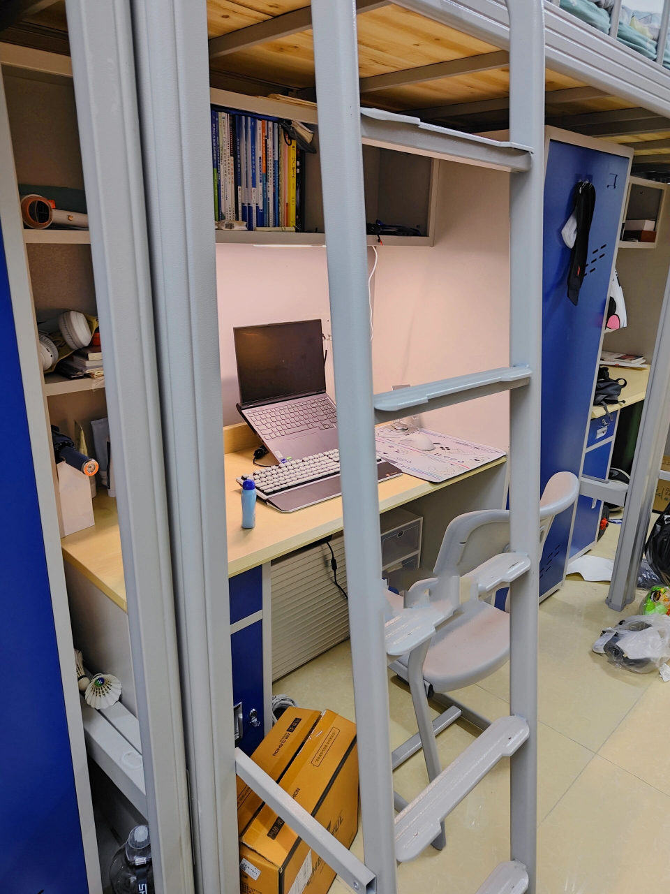 广州华南商贸职业学院之六人宿舍篇 93我们学校的宿舍为4人间和六