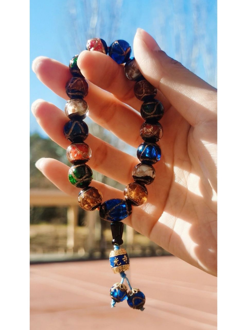 来灵光寺请一串香灰琉璃手串吧 烧香, 心灵安慰圣地 年轻人的焦虑寺庙