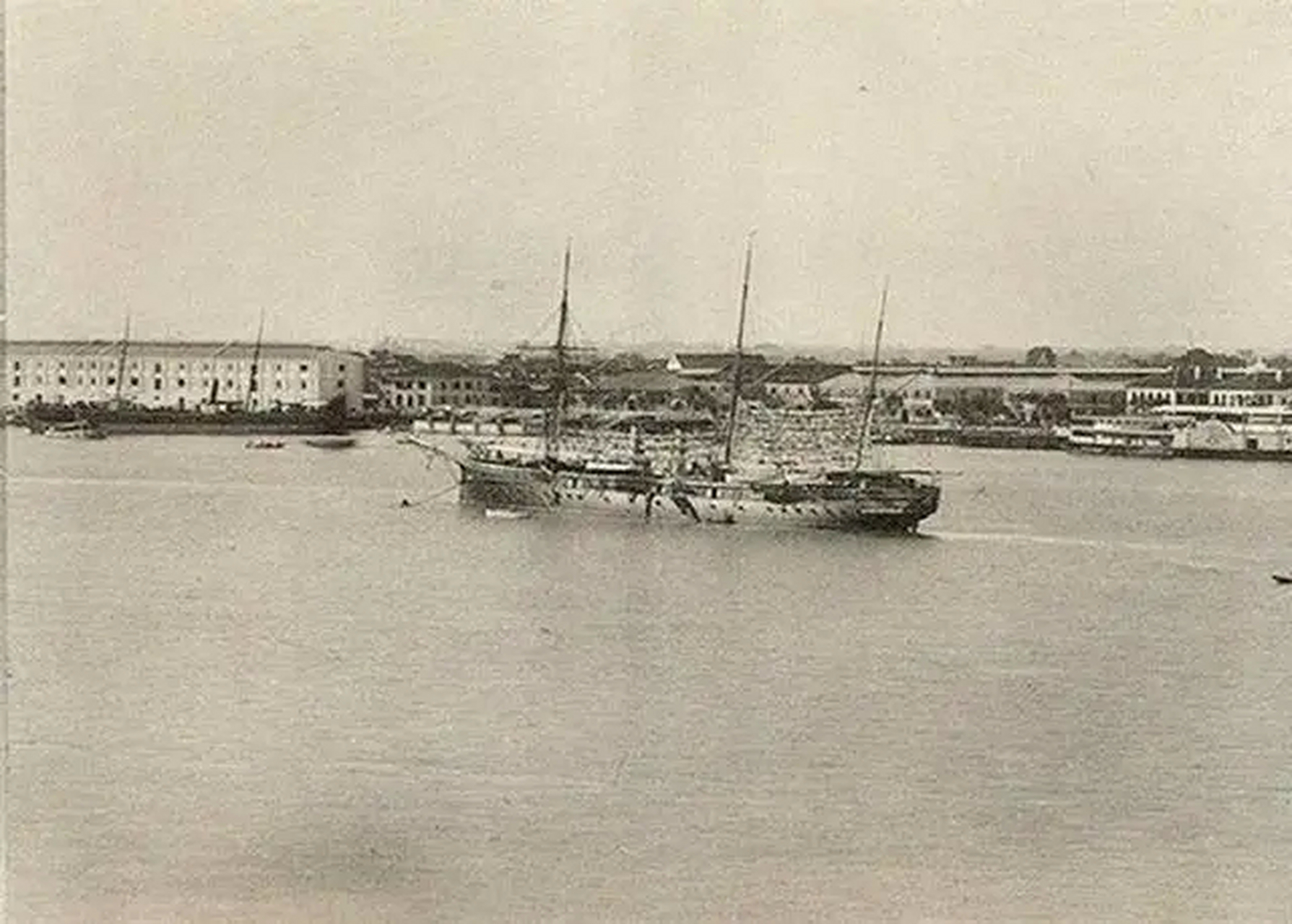 1884年上海,外滩全景图.