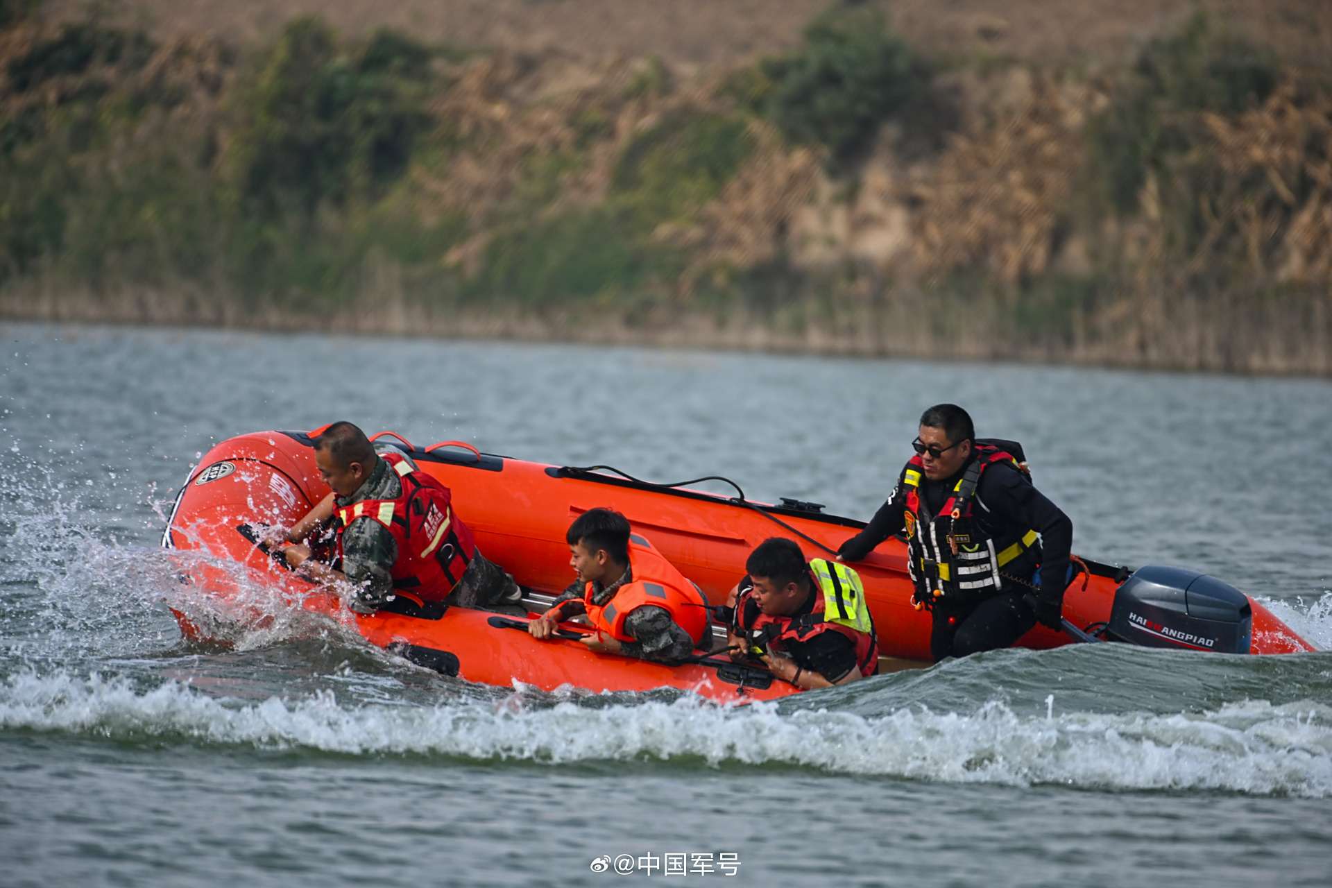 一起看劈波斩浪的民兵】近日,石家庄赵县人武部协同县应急管理局与