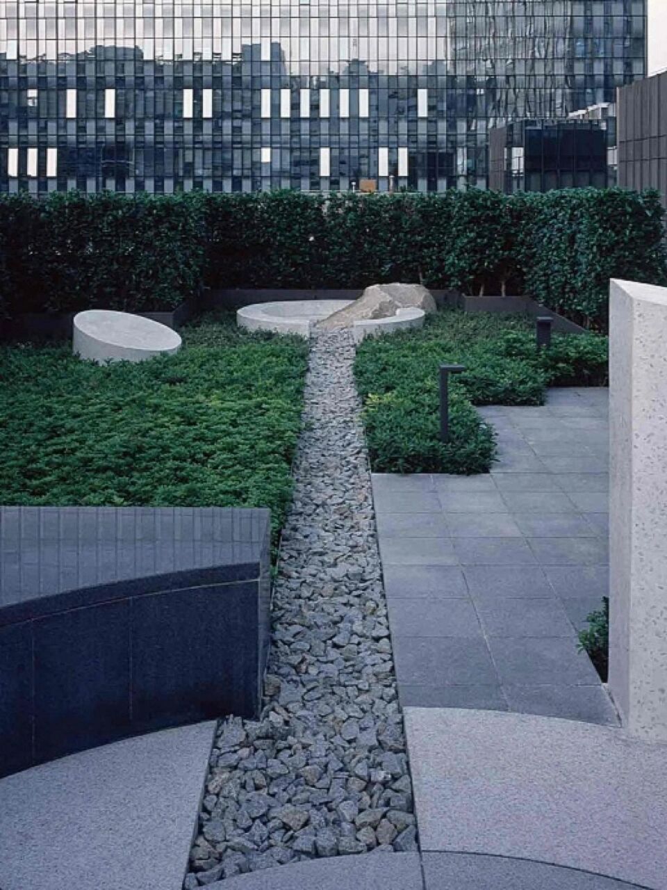 7815花岗岩,花岗岩是我们传统的铺地材料,颜色种类较多,但是注意