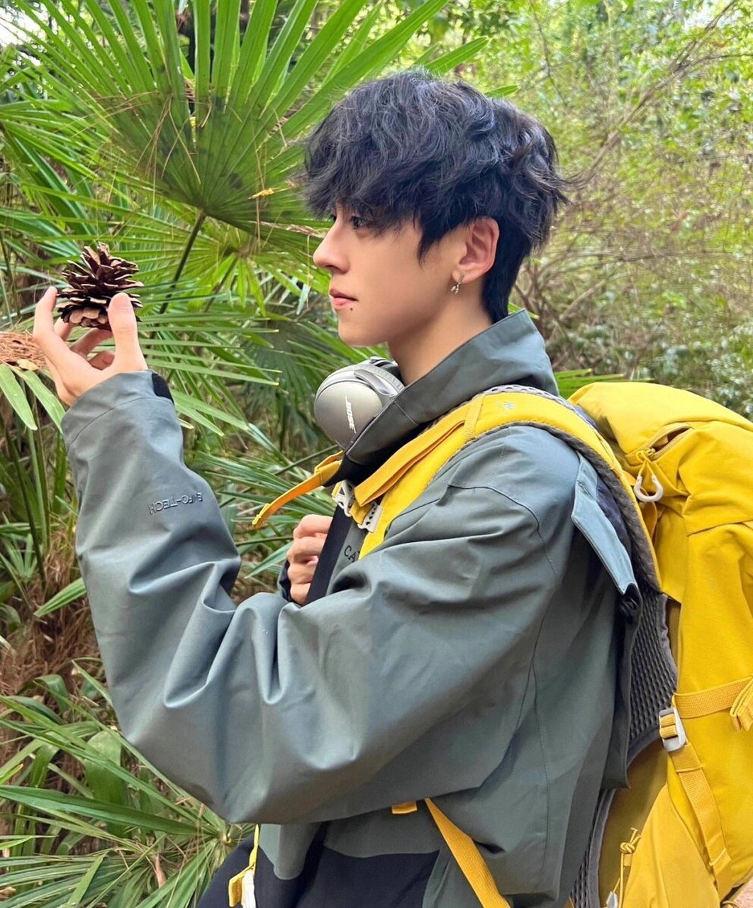 卷发休闲日常男士日系慵懒感卷发 男士春夏发型参考:慵懒日系卷发 一