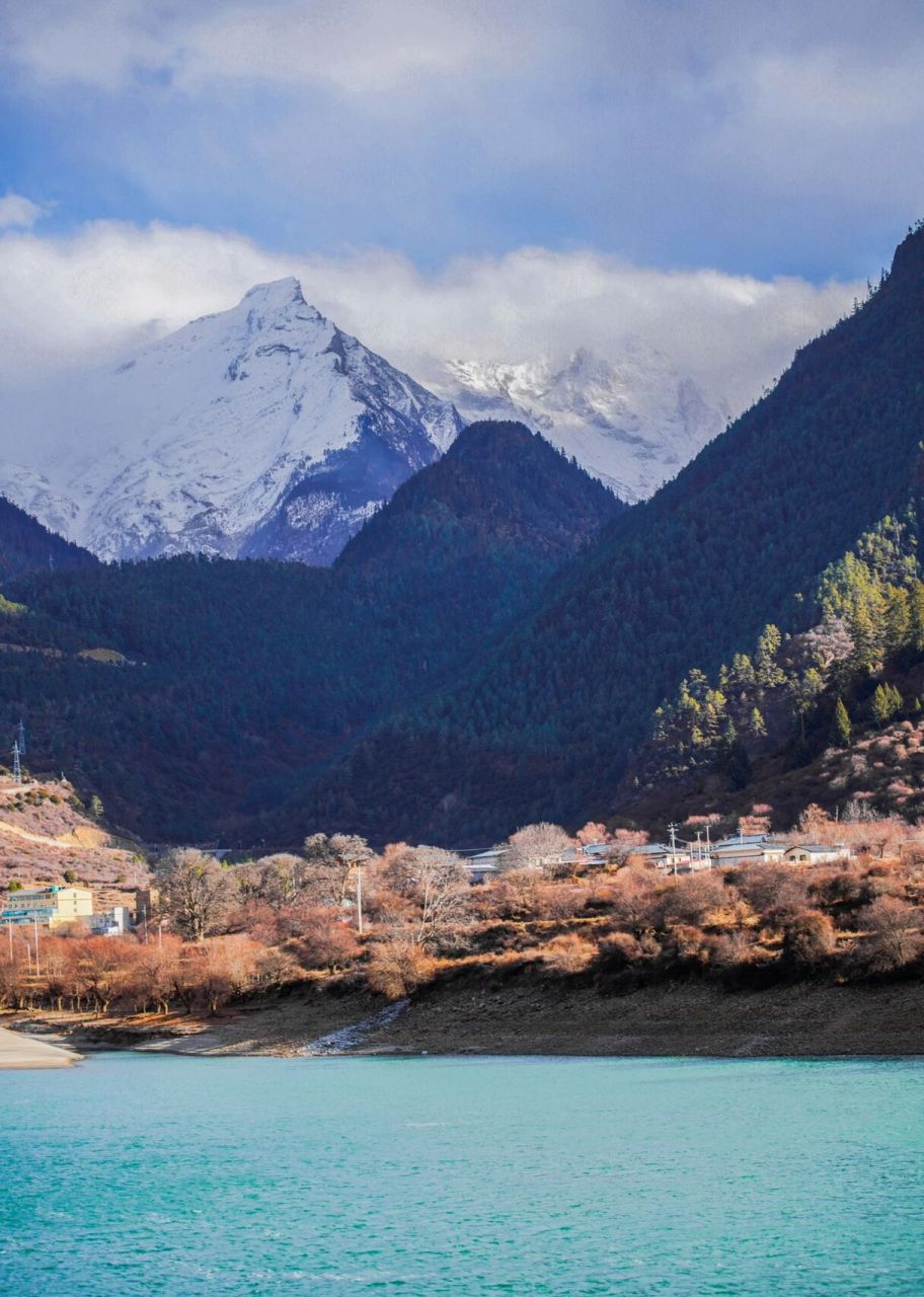索松村位于在西藏林芝米林县的郊区,海拔2800余米,雅鲁藏布江大峡谷