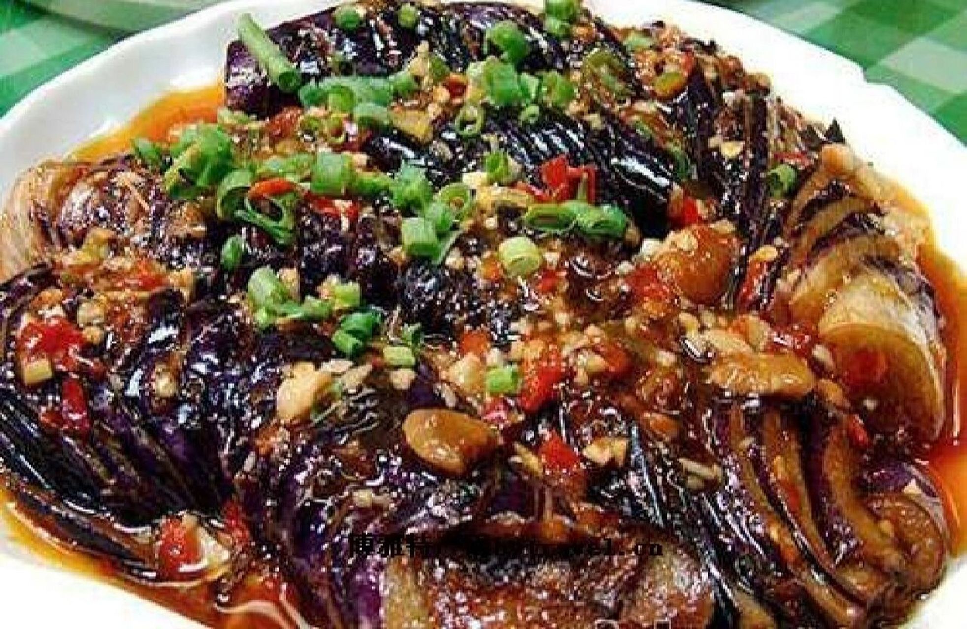 肉沫扒茄子 食材: 长茄子3条,瘦肉沫100g,葱花1勺,姜3片,黄豆酱1勺