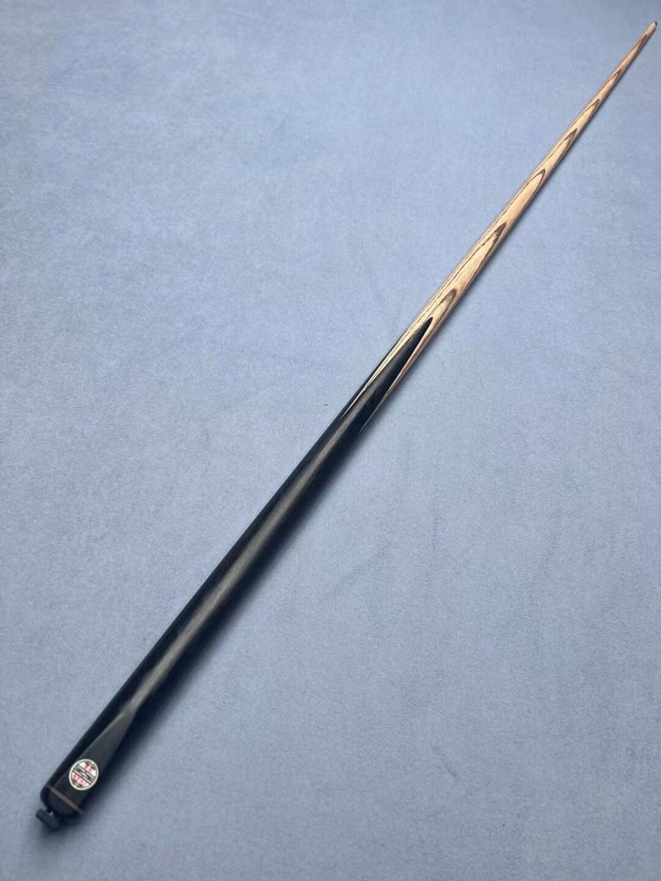 天工布衣 纯乌木打底黑通 硬度高 打感弹性非常好 属于入门级台球 