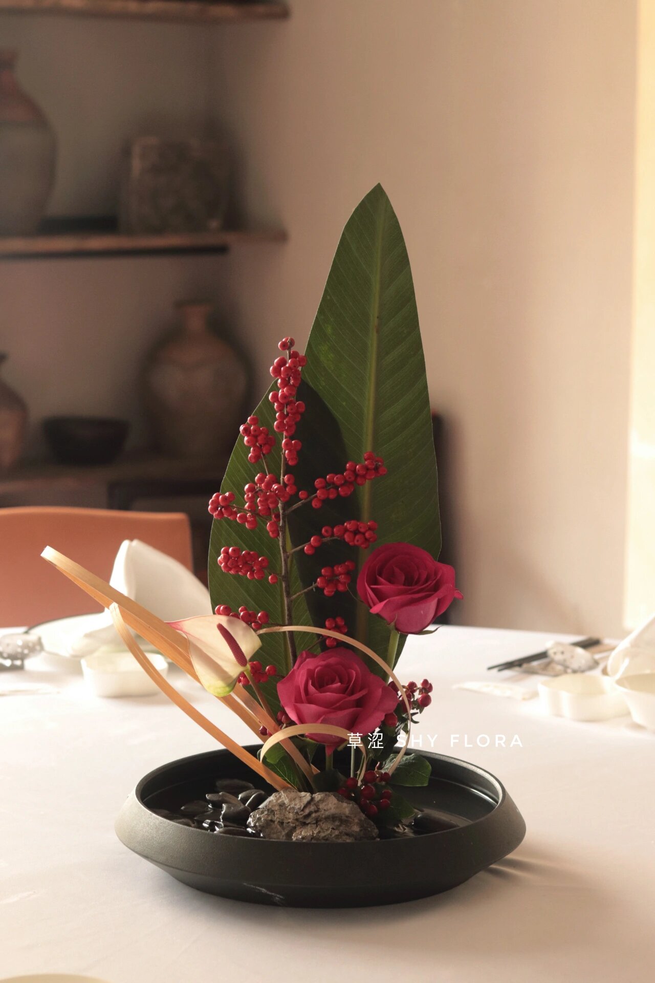 餐厅桌花|天冷下来就爱红色 气氛组必备 这一次的桌花,用上了冬青.