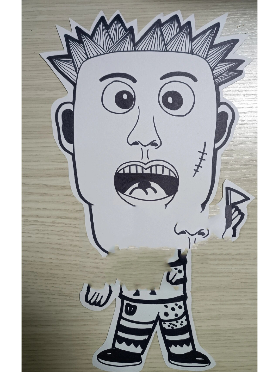 创意美术《夸张的人物》儿童画 1,工具材料: 马克笔,勾线笔,卡纸 2