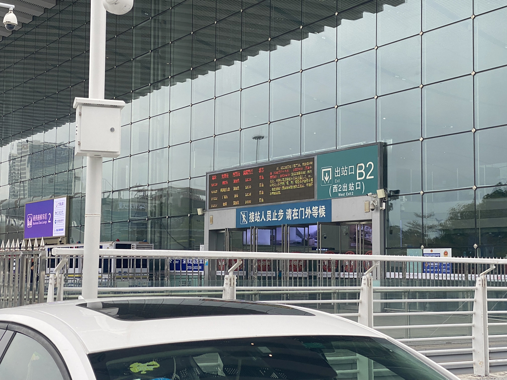 深圳北站 3分钟快速进站   	 打车到西广场 具体地址看图二 穿过图