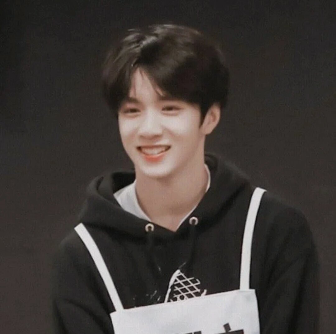 刘耀文‖氛围感头像(1) 我傻兮兮的把那张照片放大,妄想从你的眼里