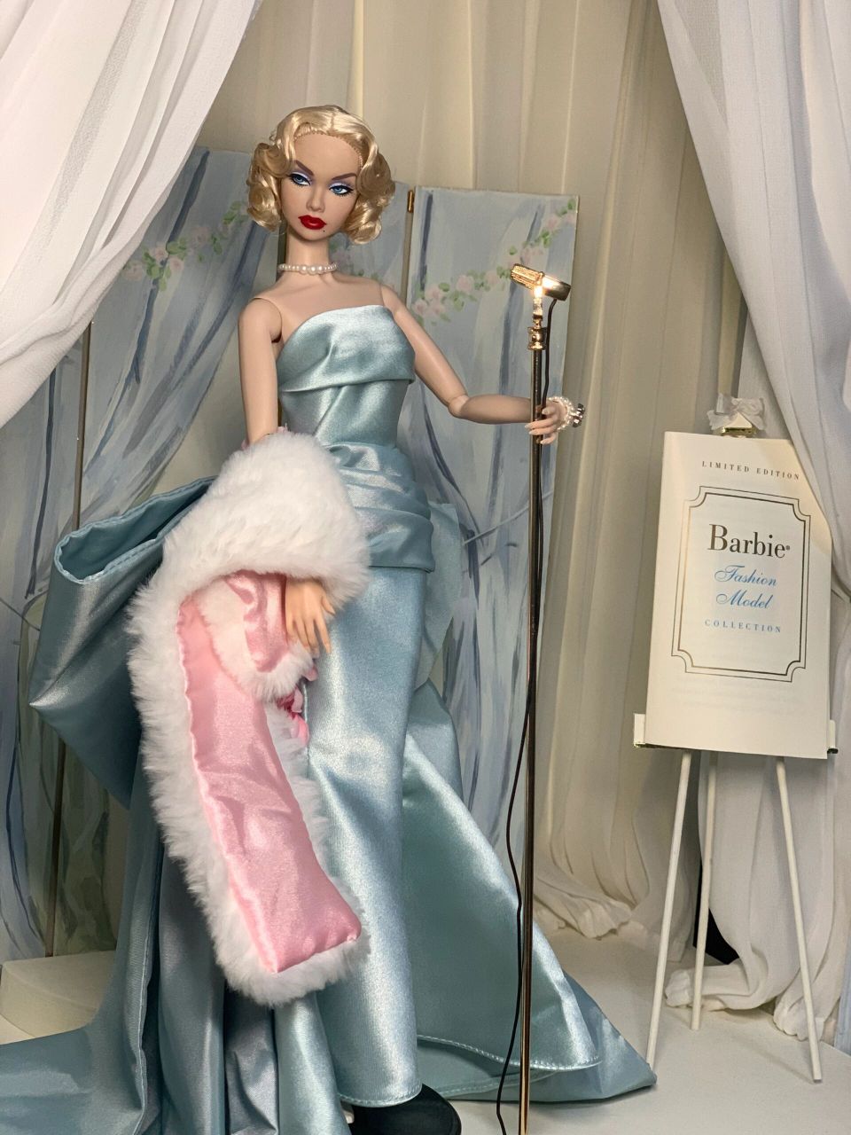 poppy parker玛丽莲梦露 今晚迷人的poppy化身梦露要给台下的观众演唱