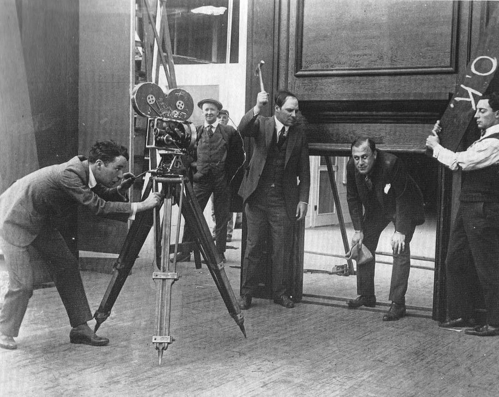 1918年,查理·卓别林和巴斯特·基顿在balboa工作室,图三是相关杂志