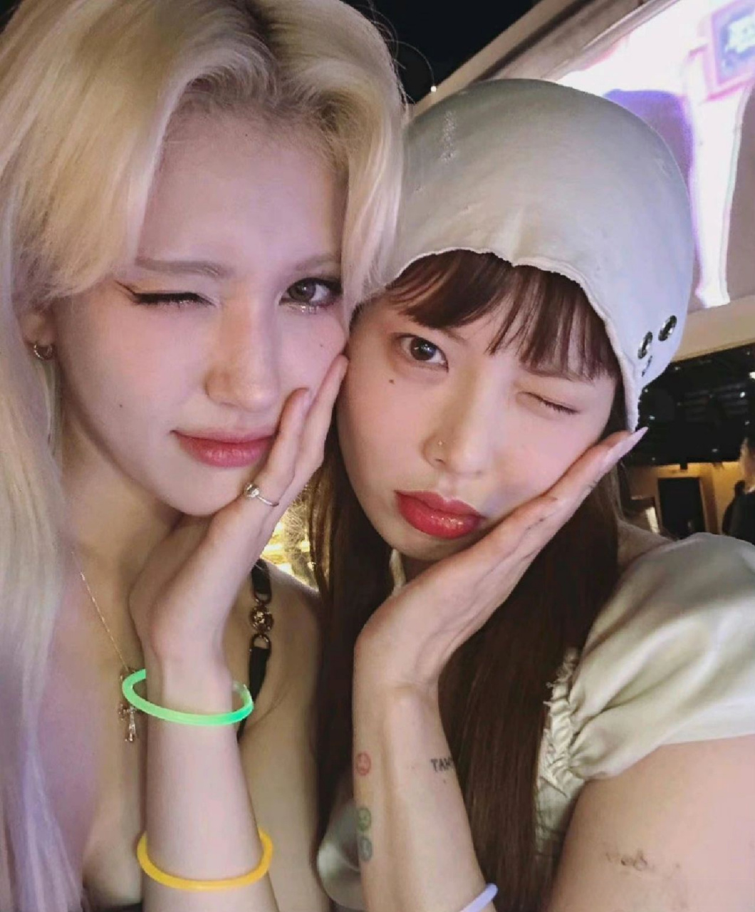 somi和泫雅亲嘴了#被女爱豆吓晕,多来点,爱看!