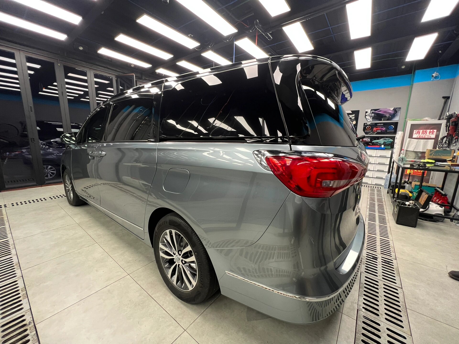 北京区域 别克gl8改色双拼 别克gl8改色 索玛托蓝77亮黑双拼