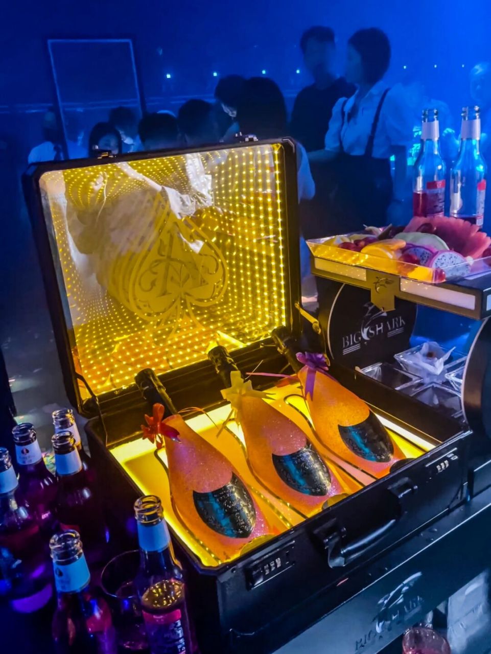 三亚首家深海主题酒吧02大鲨鱼00氛围超炸 最近种草了一家三亚