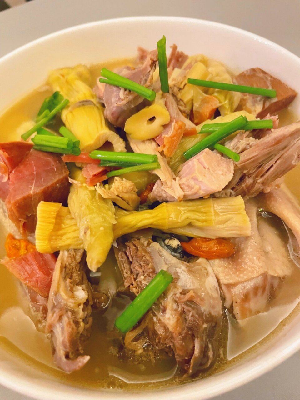 笋干火腿老鸭煲 地道的杭州菜 鸭子肉质鲜嫩,火腿满口留香 笋干鲜美