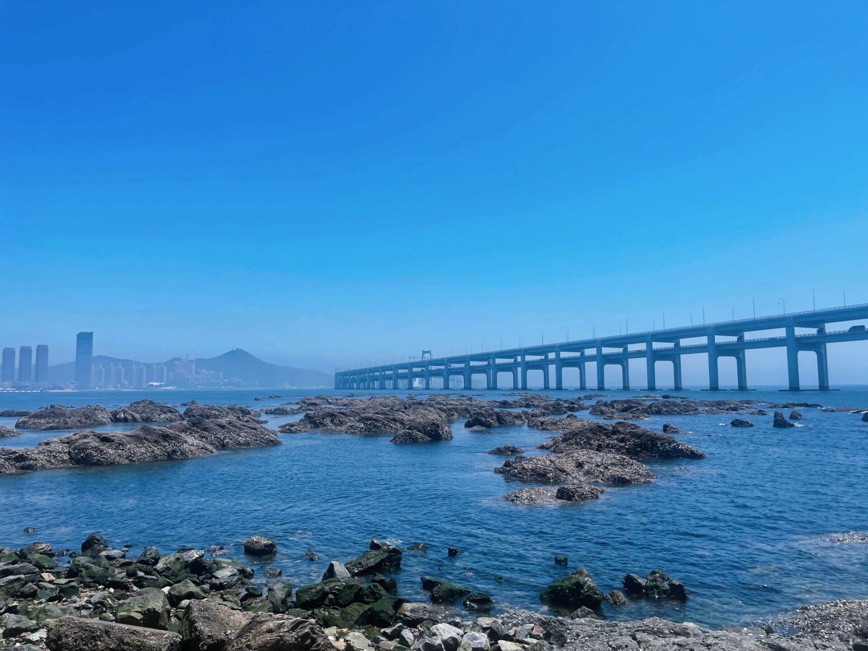 这里并没有热门景点那般很多人,除特殊的黑石礁外又有跨海大桥做背景.