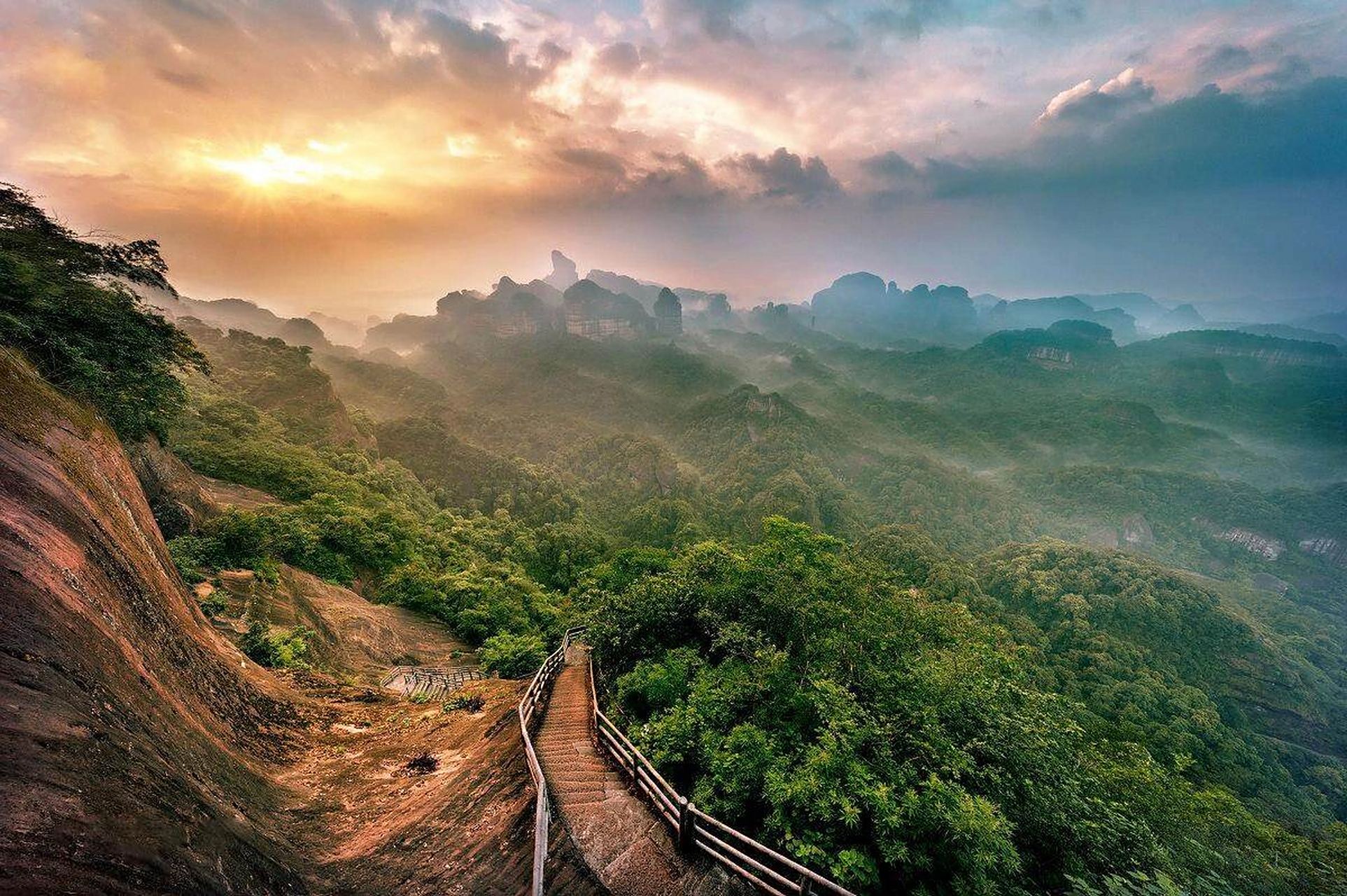 色如渥丹,灿若明霞,大美丹霞山 丹霞山, 位于广东韶关市仁化县106国道
