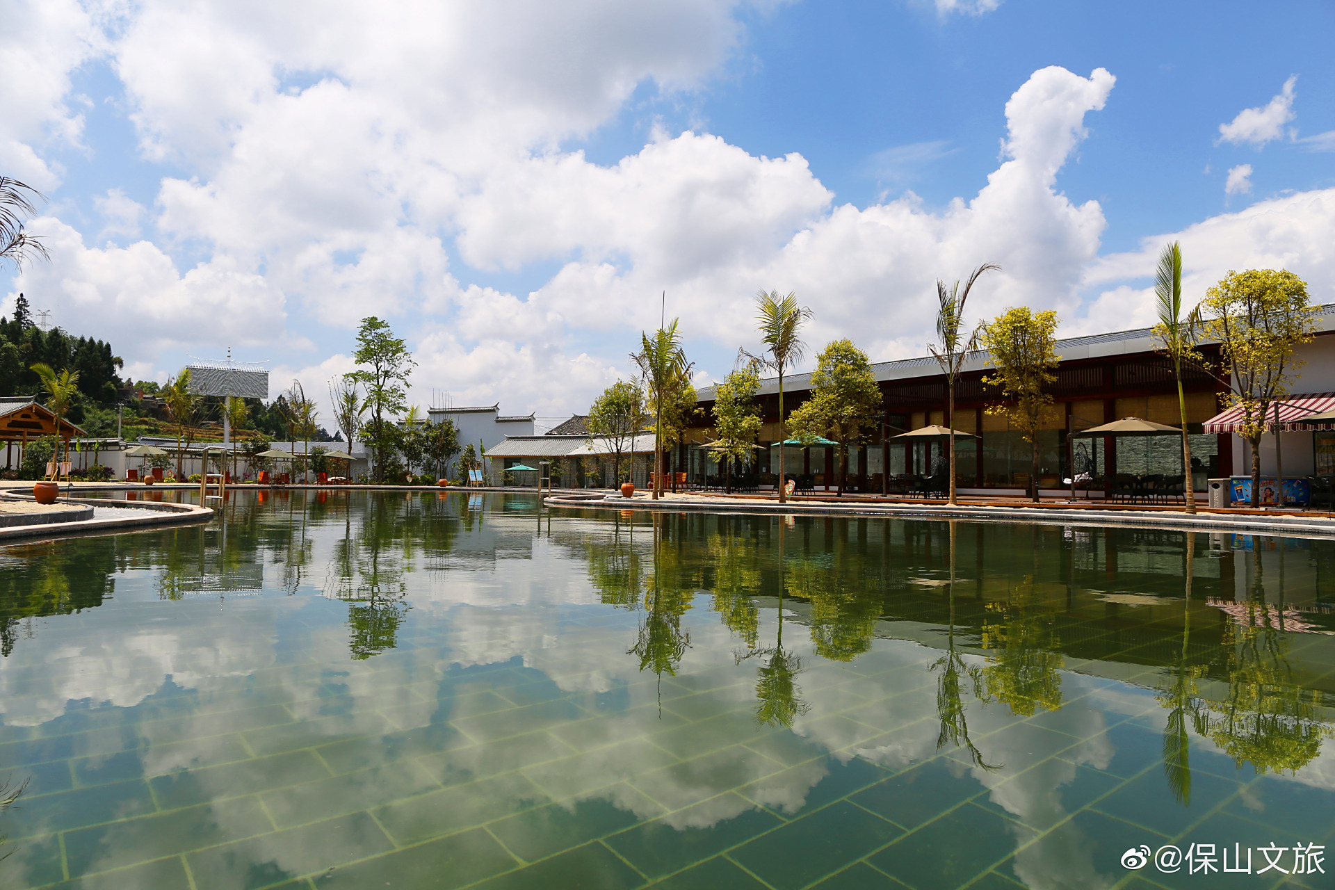 洞山温泉村临近市区,交通便捷,占地面积近60亩,打造以森林温泉为主,集