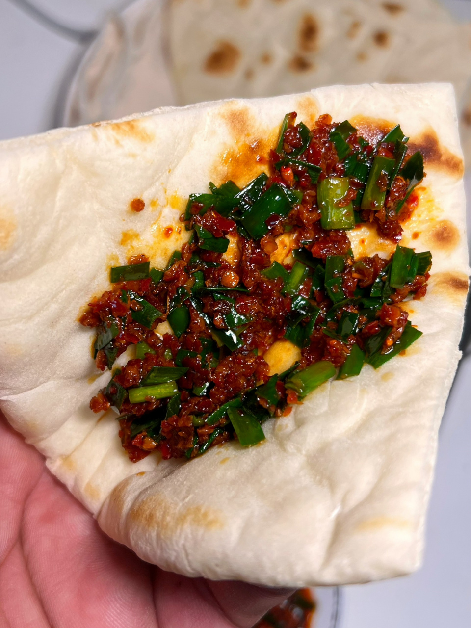 锡伯大饼配韭菜辣子酱,香香香919191 在新疆锡伯族的传统食物