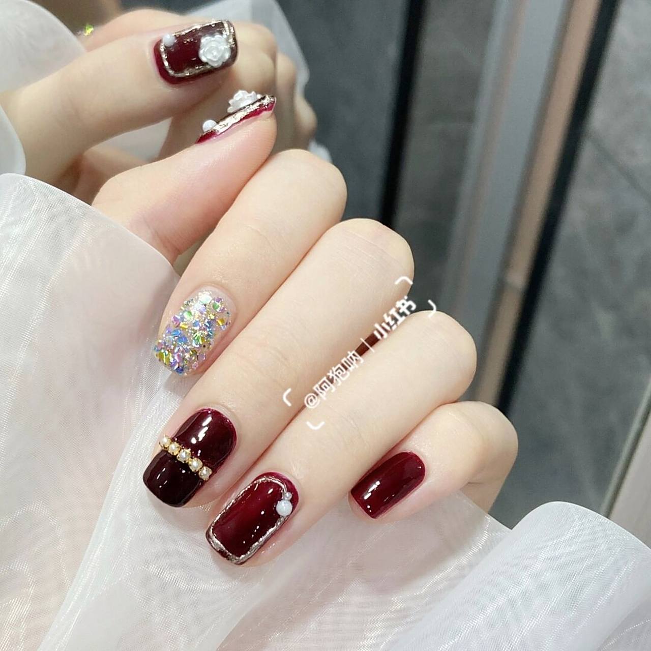 复古山茶花98显白浓郁酒红色氛围感美甲 酒红色也太显白了吧!