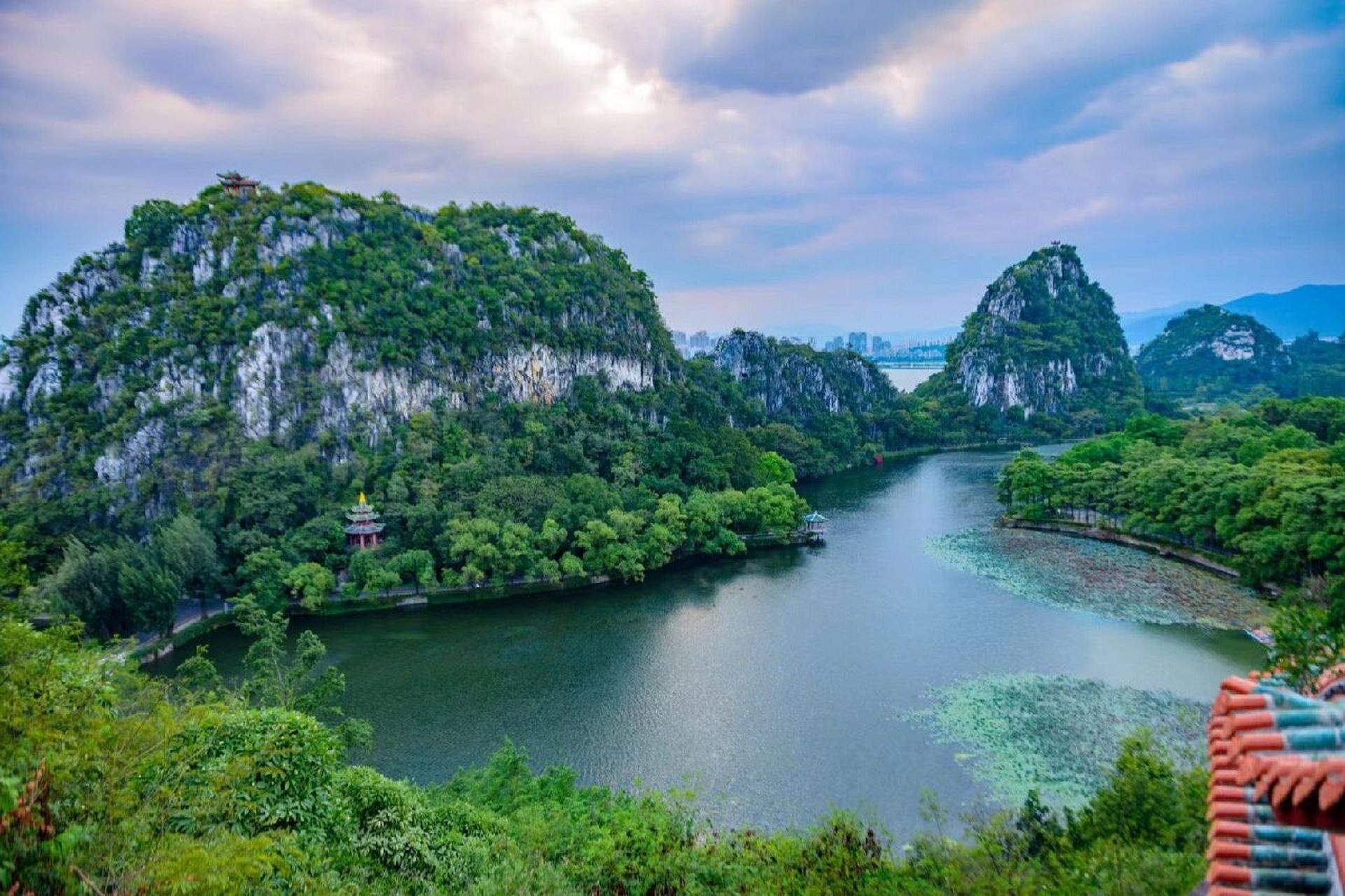 风景如画的七星岩 七星岩位于广东省肇庆市,因七座石灰岩峰排列状如