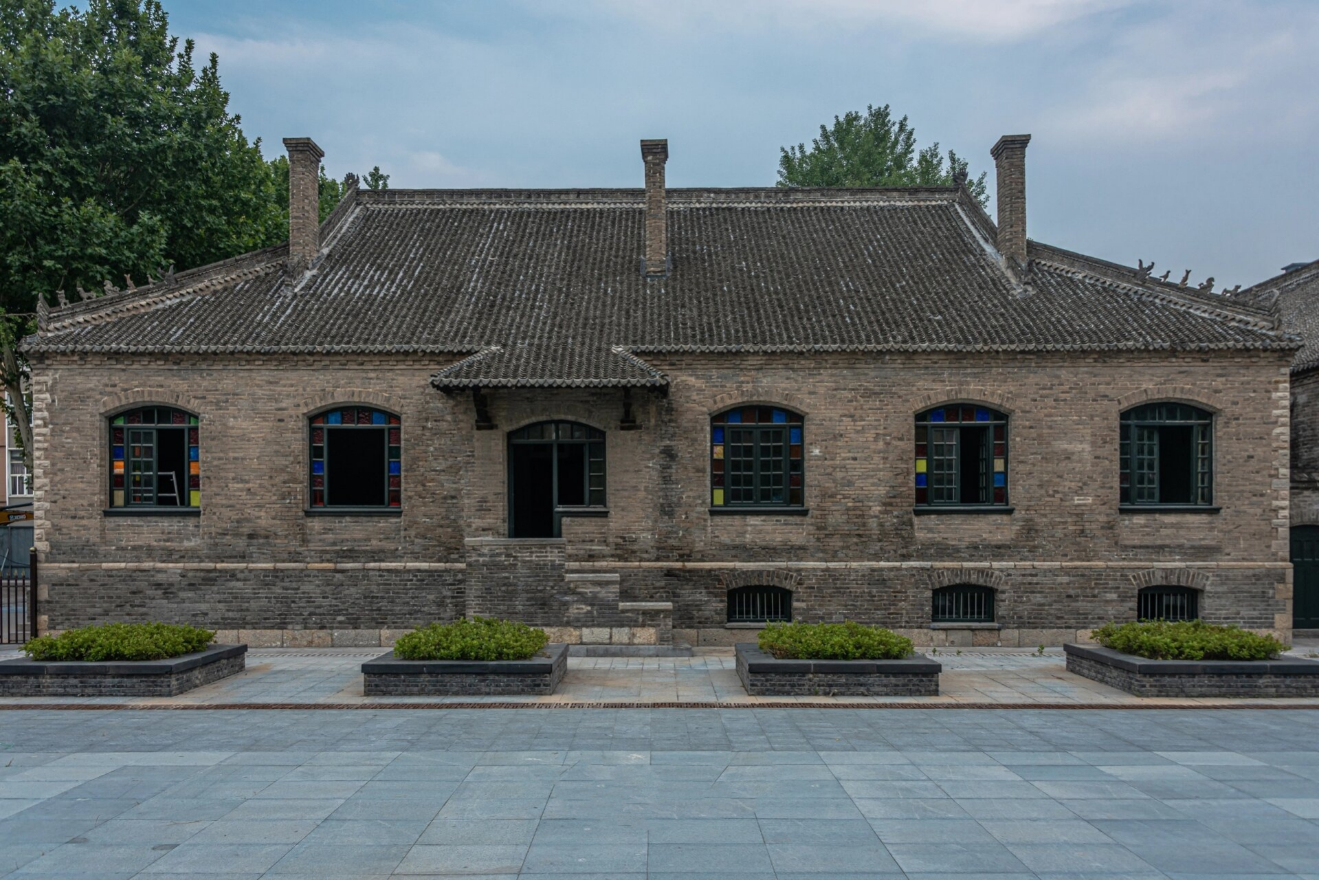 晓明楼 晓明楼,位于江苏省沛县初级中学校园内,其前