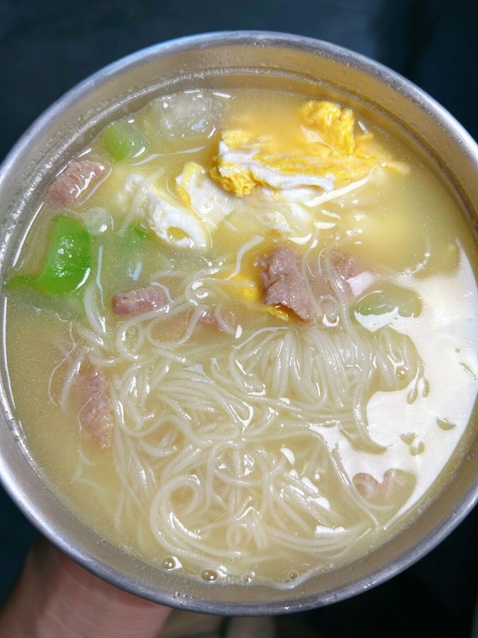 今天分享一道丝瓜汤面,软滑的面条真好吃,适合当早餐或者快手餐,10