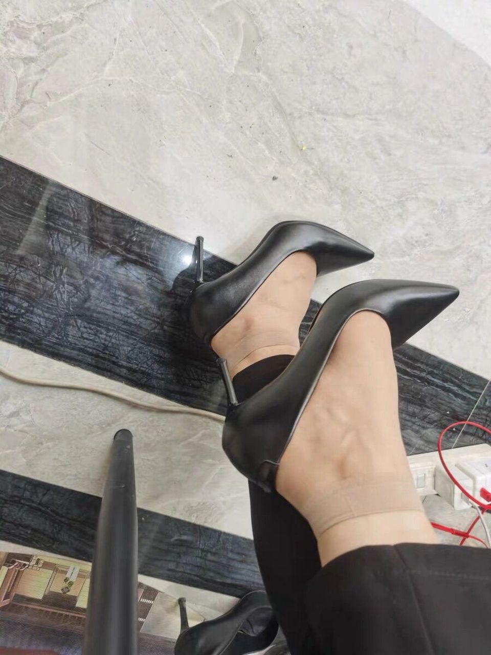 大妈短丝搭配正装西裤皮鞋 应该有很多人穿正装西裤搭配短丝袜吧,这样