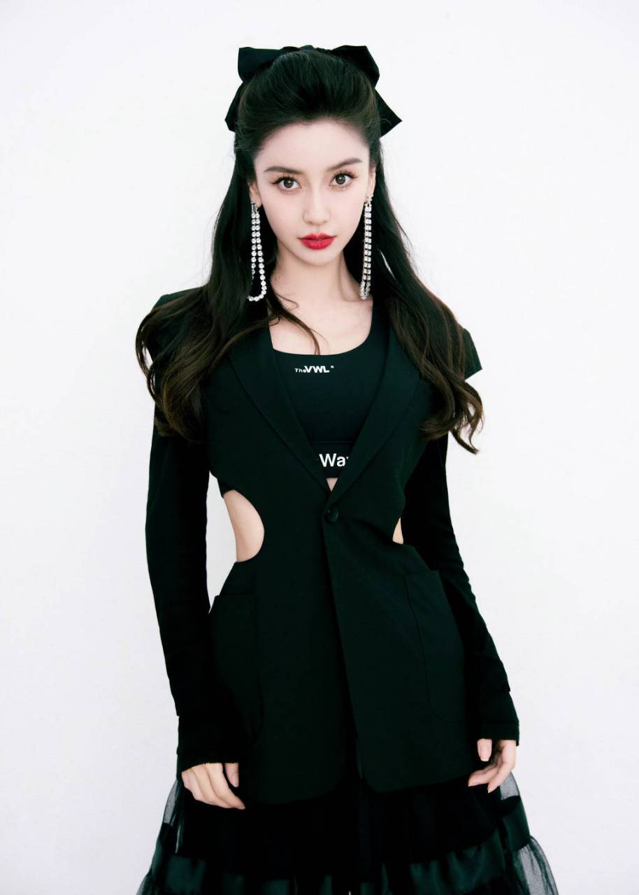 杨颖穿黑裙变身猫系美少女